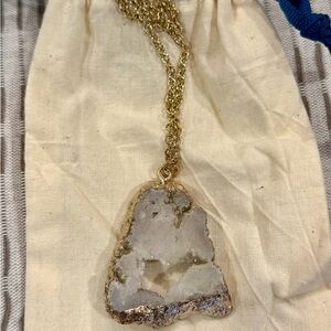 Elegant Agate Pendant Necklace